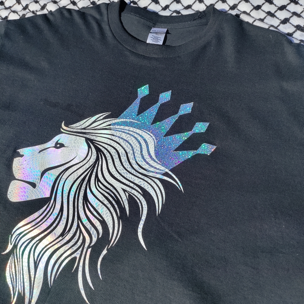 📸 Holographic Crowned Lion T-shirt - Picture 11 of 17